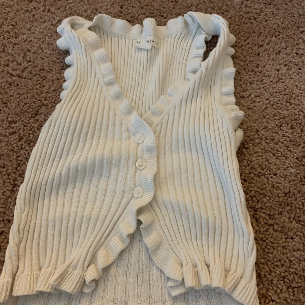 Cropped white shirt